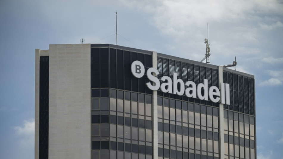El banco BBVA anuncia que mantiene su OPA sobre su competidor espa&ntilde;ol Sabadell