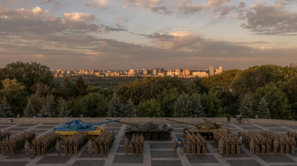 Ucr&acirc;nia afirma que atacou base a&eacute;rea militar russa na Crimeia