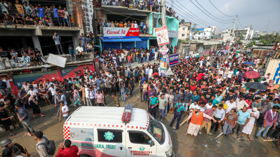 Aereo caduto su scuola in Bangladesh, bilancio sale a 27 morti