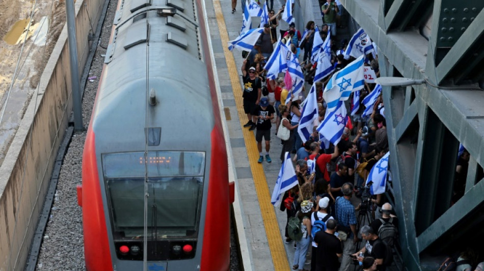 Contre la r&eacute;forme judiciaire, des milliers d'Isra&eacute;liens bloquent des gares et des routes