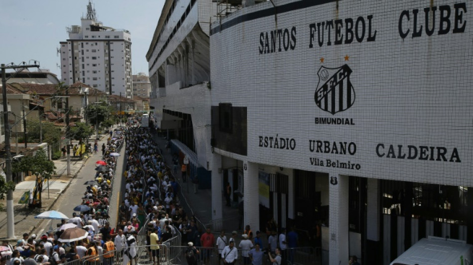 Tausende Fans erweisen Fu&szlig;ball-Idol Pel&eacute; in Brasilien die letzte Ehre