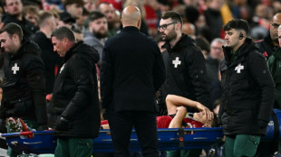 Zagueiro italiano Leoni, de 18 anos, sofre grave lesão em sua estreia no Liverpool