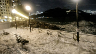 Hong Kong ferme les &eacute;coles et annule les vols &agrave; l'approche du super typhon Ragasa