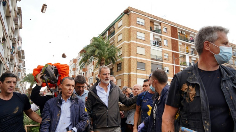 El rey de Espa&ntilde;a y las autoridades increpados al grito de "asesinos" por los damnificados de las inundaciones