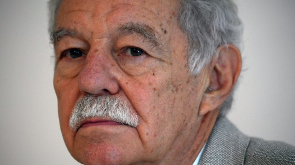 El Princesa de Asturias ensalza el universo humorístico del escritor español Eduardo Mendoza