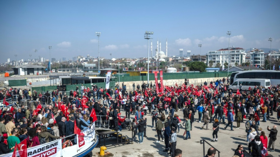 Multid&atilde;o em Istambul pede liberta&ccedil;&atilde;o de l&iacute;der da oposi&ccedil;&atilde;o turca