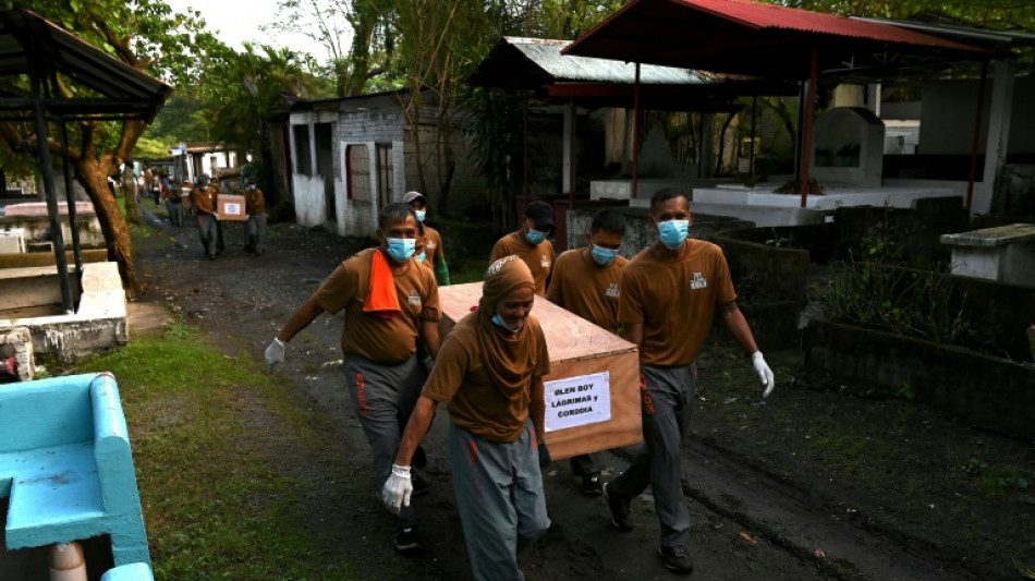 Fun&eacute;railles collectives dans la plus grande prison des Philippines