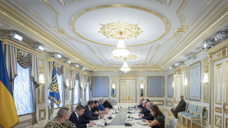 Zelensky sente Trump, 'discusse soluzioni per la difesa'