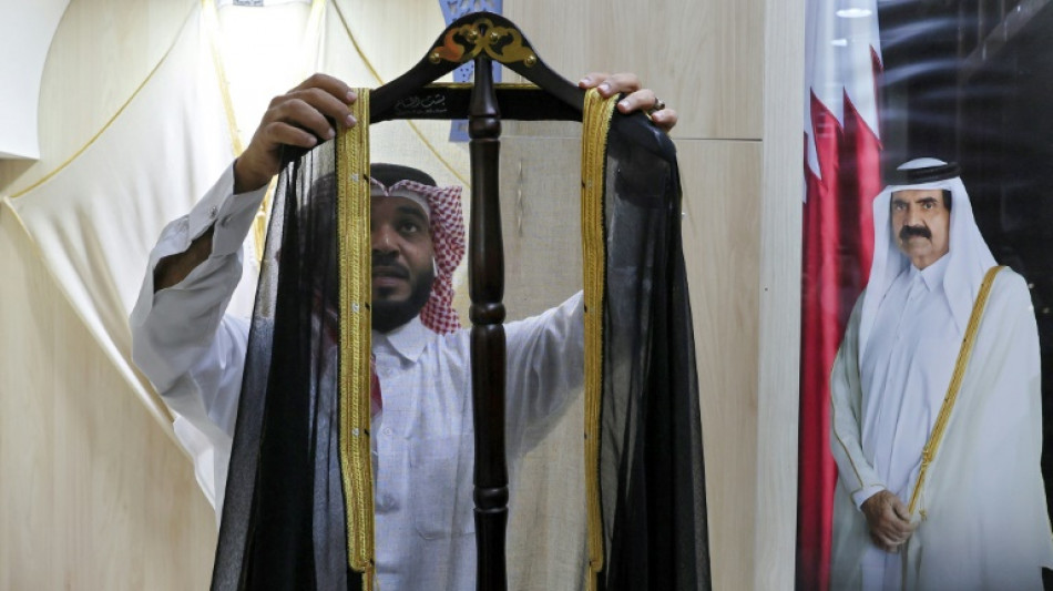 &Eacute;xito de ventas en Catar del 'bisht', la t&uacute;nica negra que luci&oacute; Messi