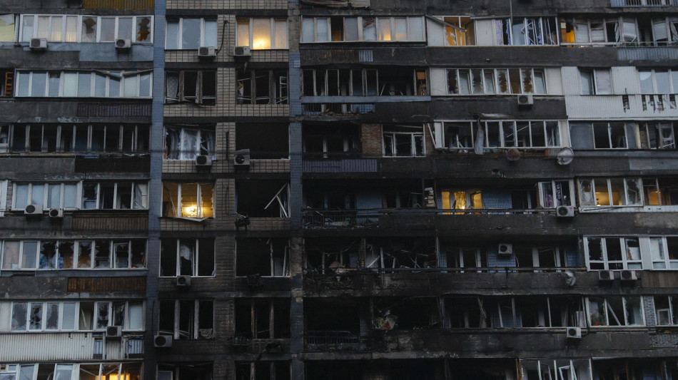 Kiev, torna l'elettricità per 550 mila residenti dopo raid russi