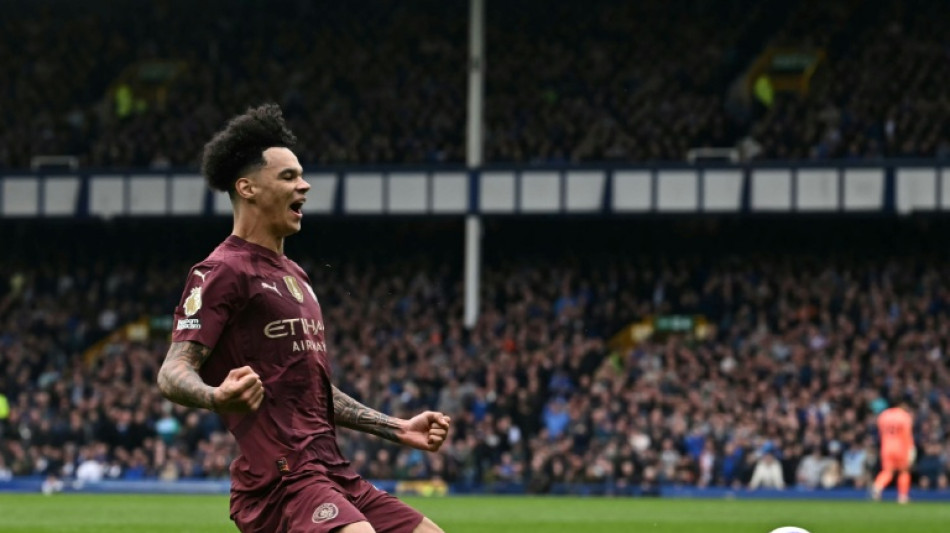 Man City close in on Champions League thanks to Everton late show