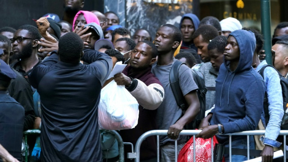 'N&atilde;o h&aacute; espa&ccedil;o': centenas de migrantes aguardam alojamento em Nova York