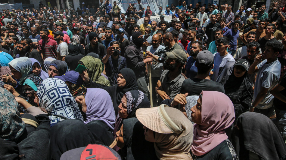 Israele apre il fuoco sulla folla a centro aiuti, 27 morti