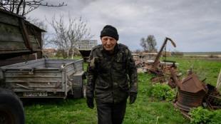 En el campo del frente sur de Ucrania, los m&aacute;s pobres siembran bajo las bombas