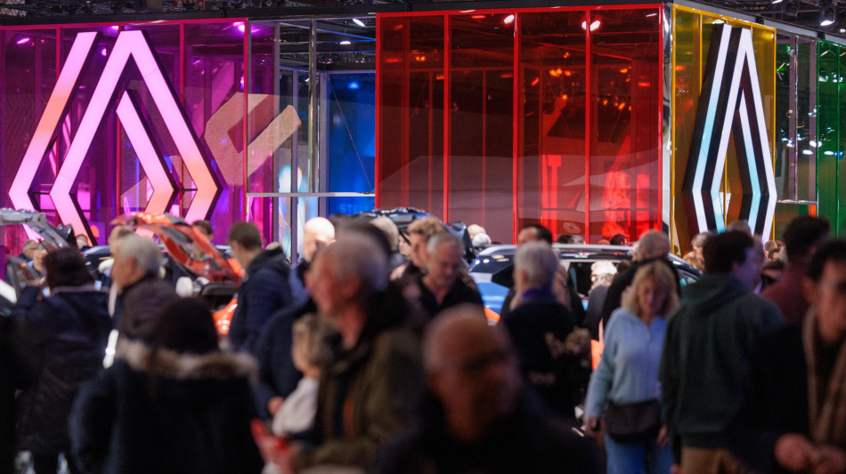 Renault in Borsa -16% dopo taglio degli obiettivi