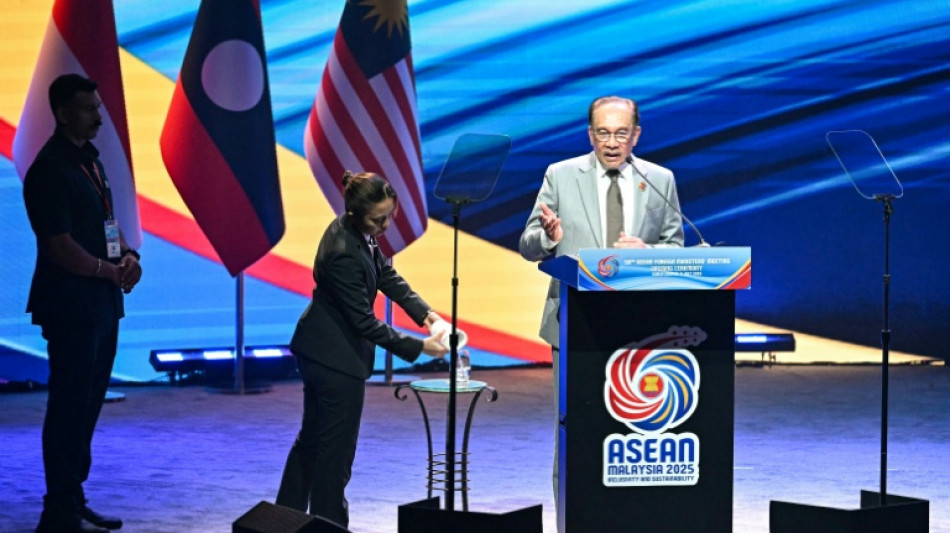 El líder de Malasia fustiga los aranceles al abrir una cita regional