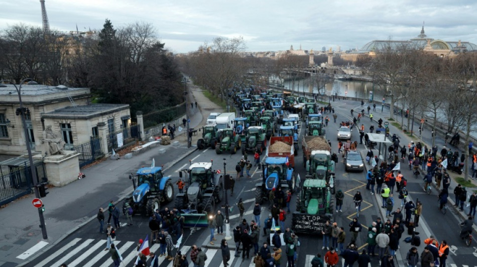 Les agriculteurs passeront la nuit devant l'Assembl&eacute;e malgr&eacute; l'annnonce d'une "loi d'urgence agricole"