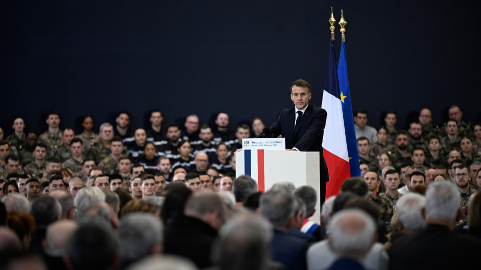 Macron, 'nei prossimi giorni altri mezzi militari in Groenlandia'