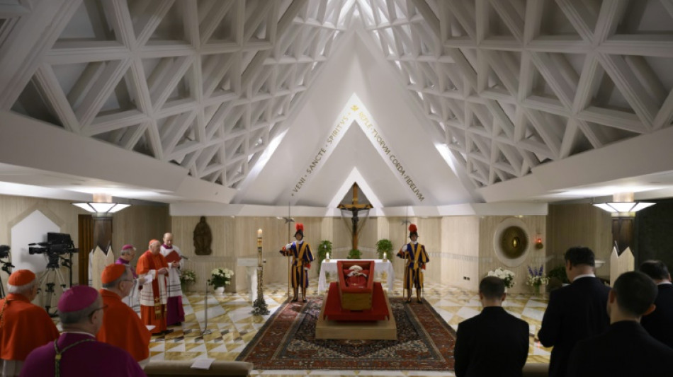 Au Vatican, l'hommage intime de la "famille" du pape face &agrave; sa d&eacute;pouille
