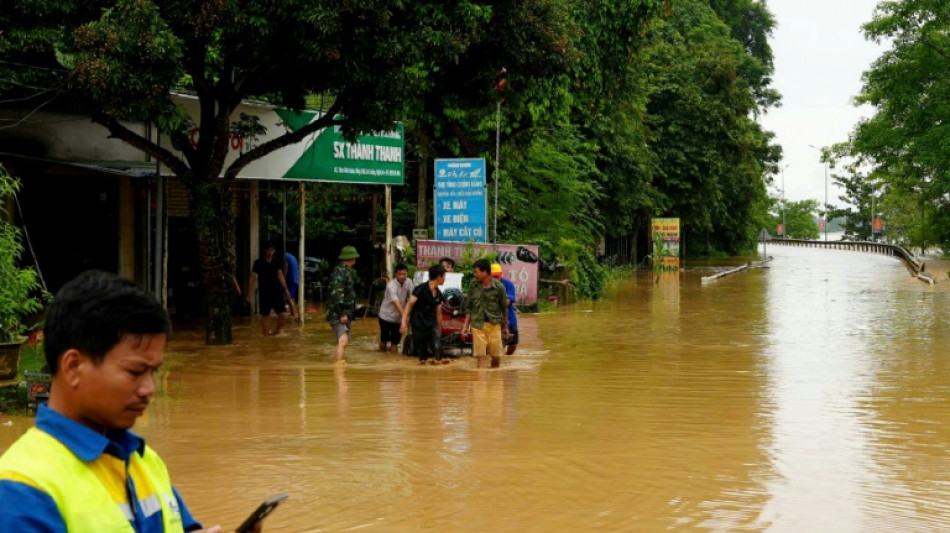 &Uuml;berschwemmungen und besch&auml;digte H&auml;user durch Tropensturm "Wipha" in Vietnam