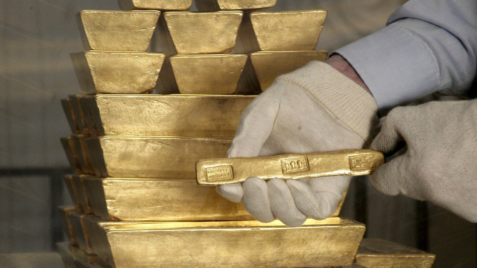 Prezzo dell'oro in lieve calo, in flessione argento e platino