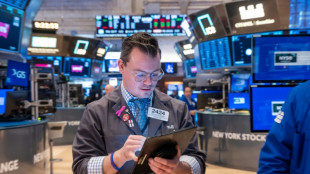 Wall Street cl&ocirc;ture dispers&eacute;e: le Nasdaq bat un record, le Dow Jones recule