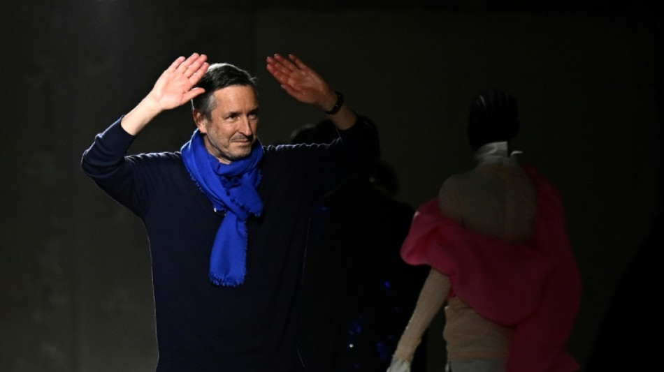 Dries Van Noten se despede das passarelas em Paris ap&oacute;s quatro d&eacute;cadas de moda