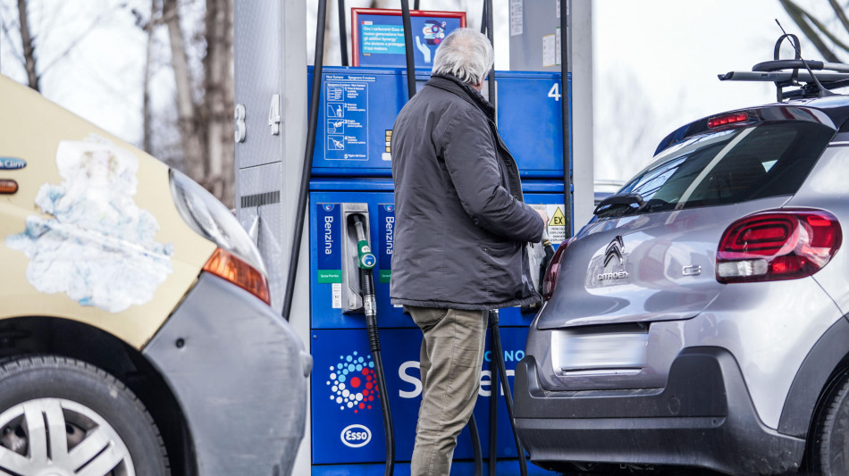 Prezzo petrolio poco mosso, Wti scambiato a 62,90 dollari
