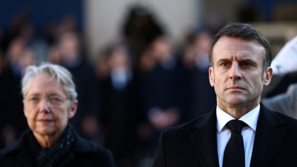 Primeira-ministra da Fran&ccedil;a apresenta sua demiss&atilde;o a Macron