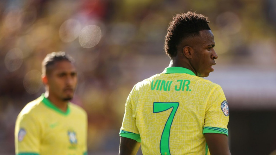 &Oacute;rf&atilde;o de estrelas, Brasil aposta na camisa para superar o Uruguai