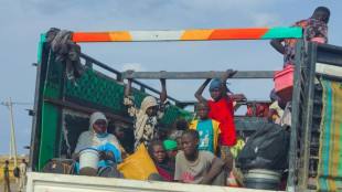 Centenas de famílias sudanesas fogem após violentos combates perto de Cartum