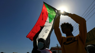 Miles de sudaneses se manifiestan contra el golpe de Estado pese a los gases lacrim&oacute;genos