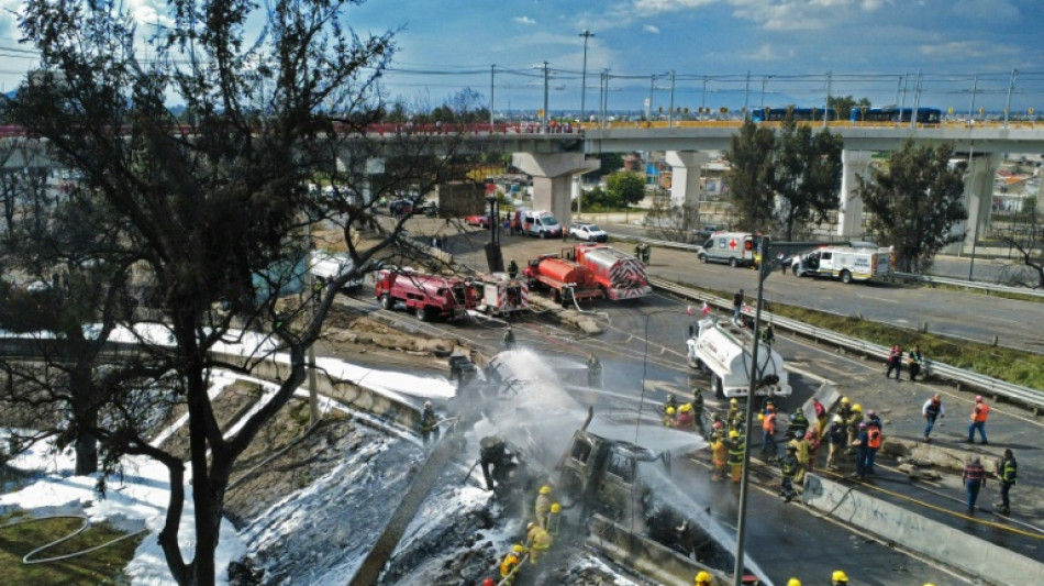 Sube a seis el n&uacute;mero de muertos por explosi&oacute;n de cami&oacute;n de gas en M&eacute;xico