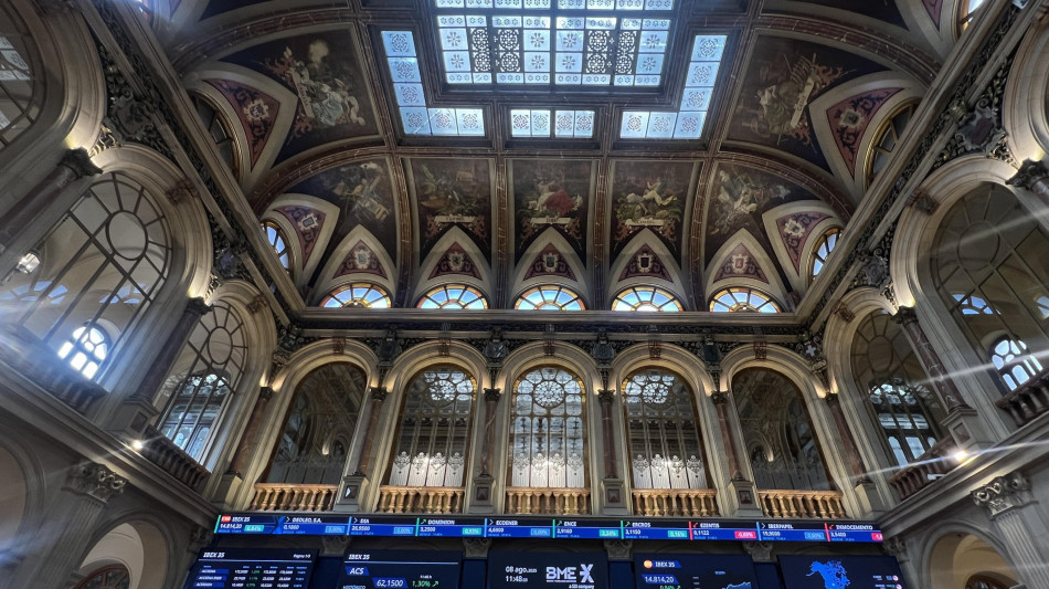 Borsa: l'Europa debole, prosegue la corsa di oro e argento