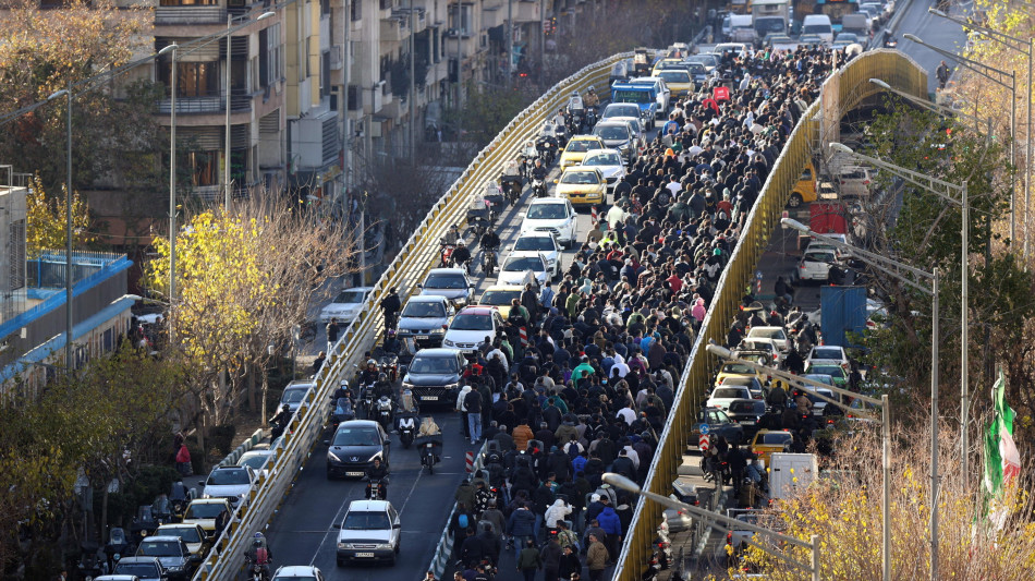 Media, 'un miliziano del regime iraniano ucciso negli scontri'
