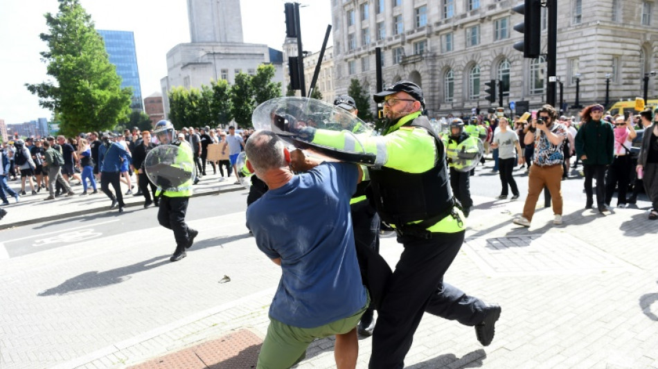 Mehr als 90 Festnahmen bei gewaltsamen Protesten in mehreren britischen St&auml;dten