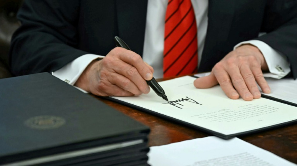 Trump signe un d&eacute;cret pour revenir aux pailles en plastique