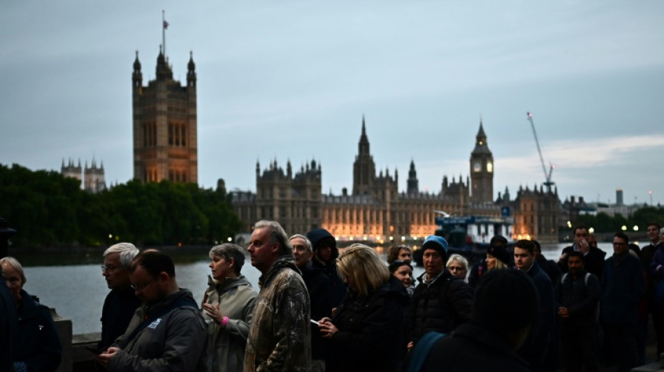 Apr&egrave;s sept heures de queue, une pri&egrave;re devant le cercueil d'Elizabeth II