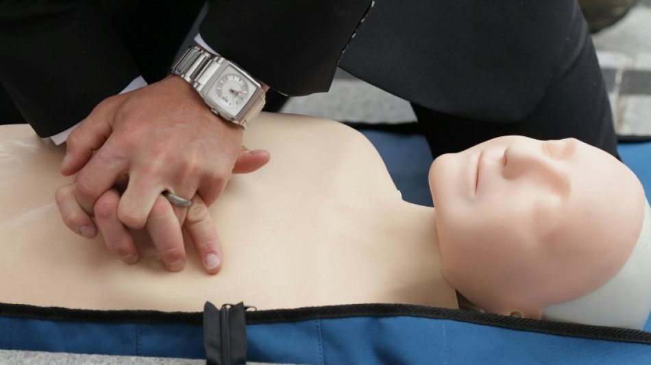 Las mujeres tienen menos probabilidad de recibir un masaje de reanimaci&oacute;n card&iacute;aca, seg&uacute;n un estudio