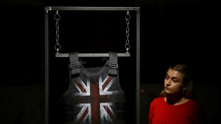 Colete &agrave; prova de facadas de Banksy &eacute; vendido por mais de US$ 1 milh&atilde;o