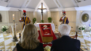 'Fam&iacute;lia' vaticana de papa Francisco presta homenagem emocionante e &iacute;ntima