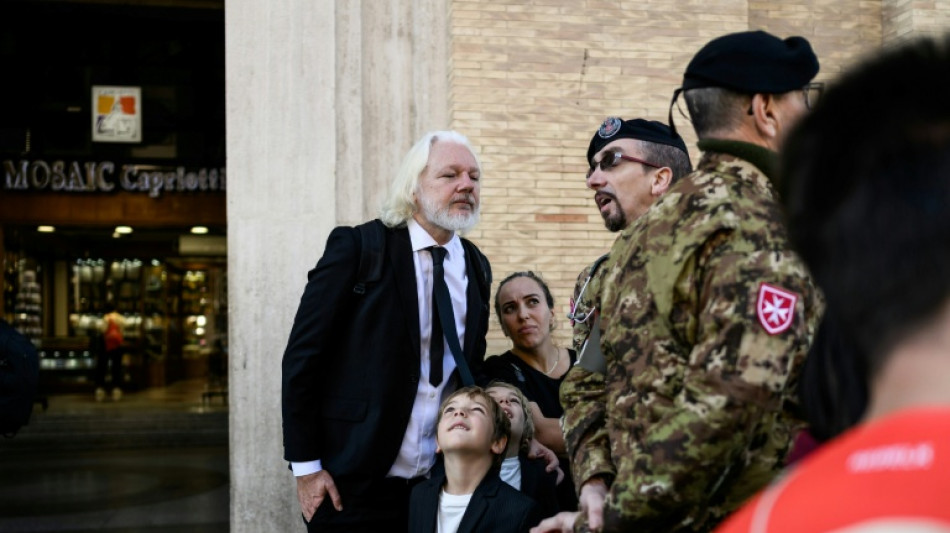 Wikileaks-Gr&uuml;nder Assange bei Trauerfeier f&uuml;r Papst Franziskus