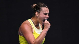 Sabalenka pasa a tercera ronda en Melbourne y la campeona ol&iacute;mpica Zheng cae eliminada