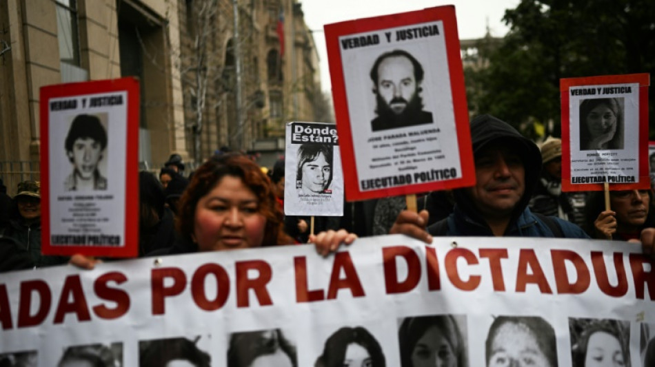 Dezenas s&atilde;o detidos em confrontos com a pol&iacute;cia durante marcha por v&iacute;timas da ditadura no Chile