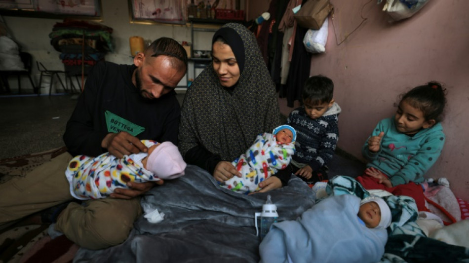 Uma palestina deslocada pela guerra de Gaza d&aacute; &agrave; luz quadrig&ecirc;meos