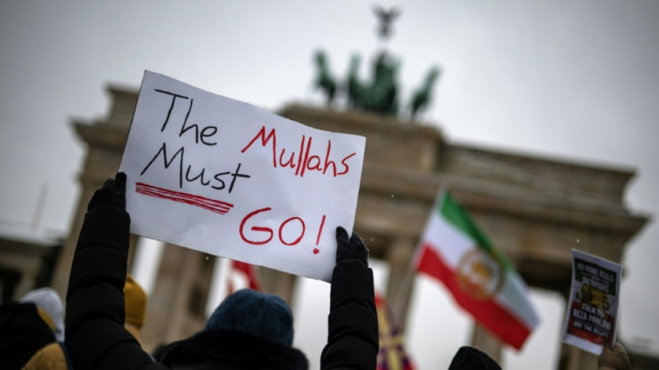 Demonstranten rei&szlig;en Flagge an iranischer Botschaft in Berlin herunter