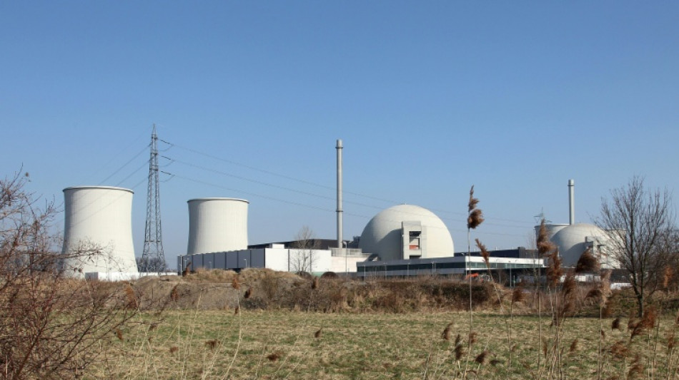 Letzter K&uuml;hlturm am stillgelegten Atomkraftwerk Biblis eingest&uuml;rzt