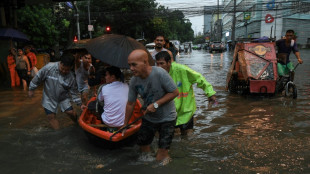 Un tif&oacute;n inunda las calles de la capital de Filipinas y amenaza Taiw&aacute;n