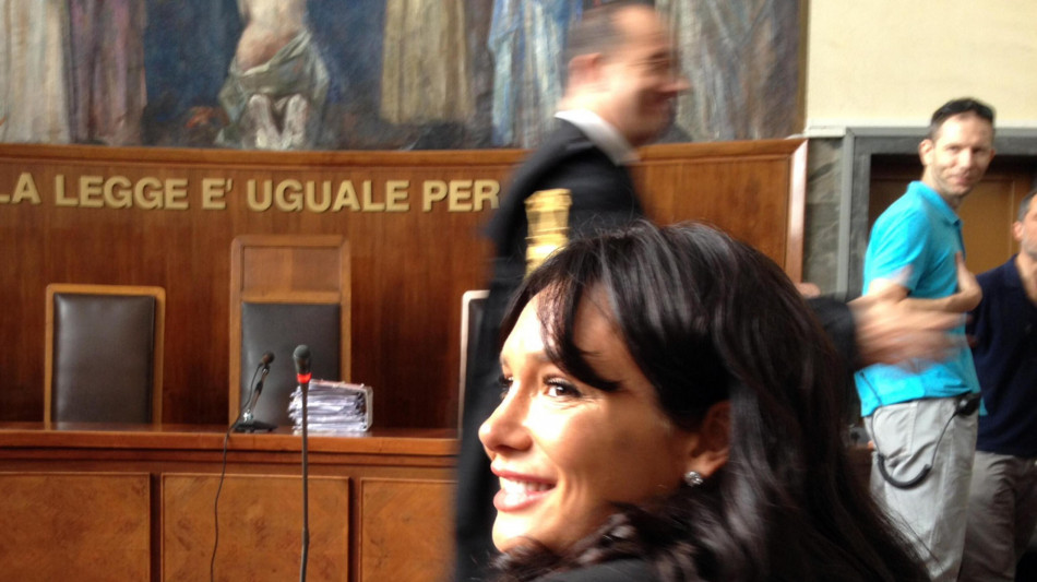 Verifiche su adozione e procedimenti penali su Minetti all'estero