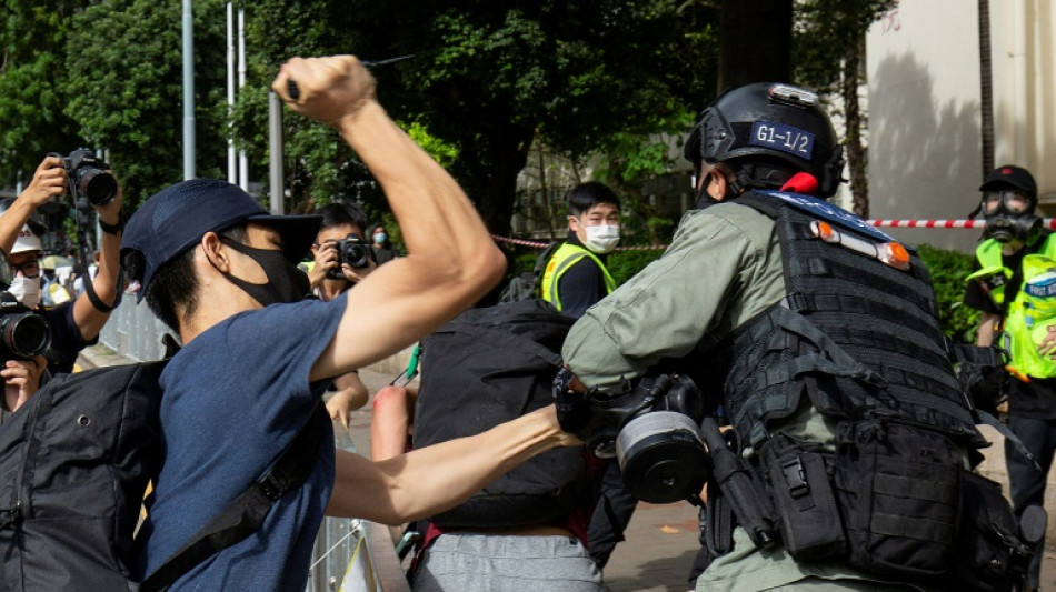 Un hombre fue condenado en Hong Kong por apu&ntilde;alar a un polic&iacute;a en una protesta